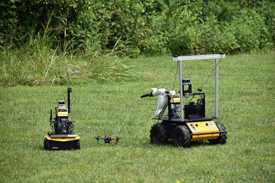 実証実験を行う「ASTRA + Mitre/Noblis」のロボット艦隊。中央のドローンは環境・科学センサーで上空からエリアを偵察し、調査ポイントを特定します。左のローバーはLiDAR（レーザーセンサー）で周囲の障害物をマッピングして安全な移動をサポートし、右のローバーはロボットアームを使ってサンプルを回収します。（画像出典・クレジット：NASA / Bethany Theiling）