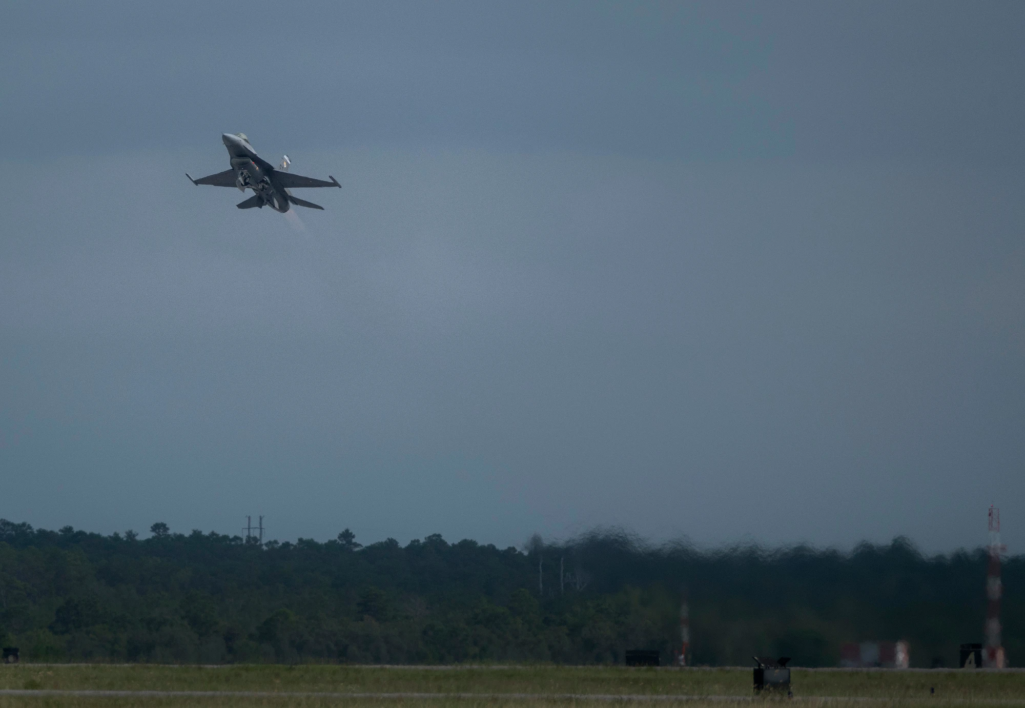AI Agentによる自律飛行試験に使われているF-16。人間のパイロットが監視しながらAIが飛行制御を行う。 出典: U.S. Air Force / Samuel King Jr.